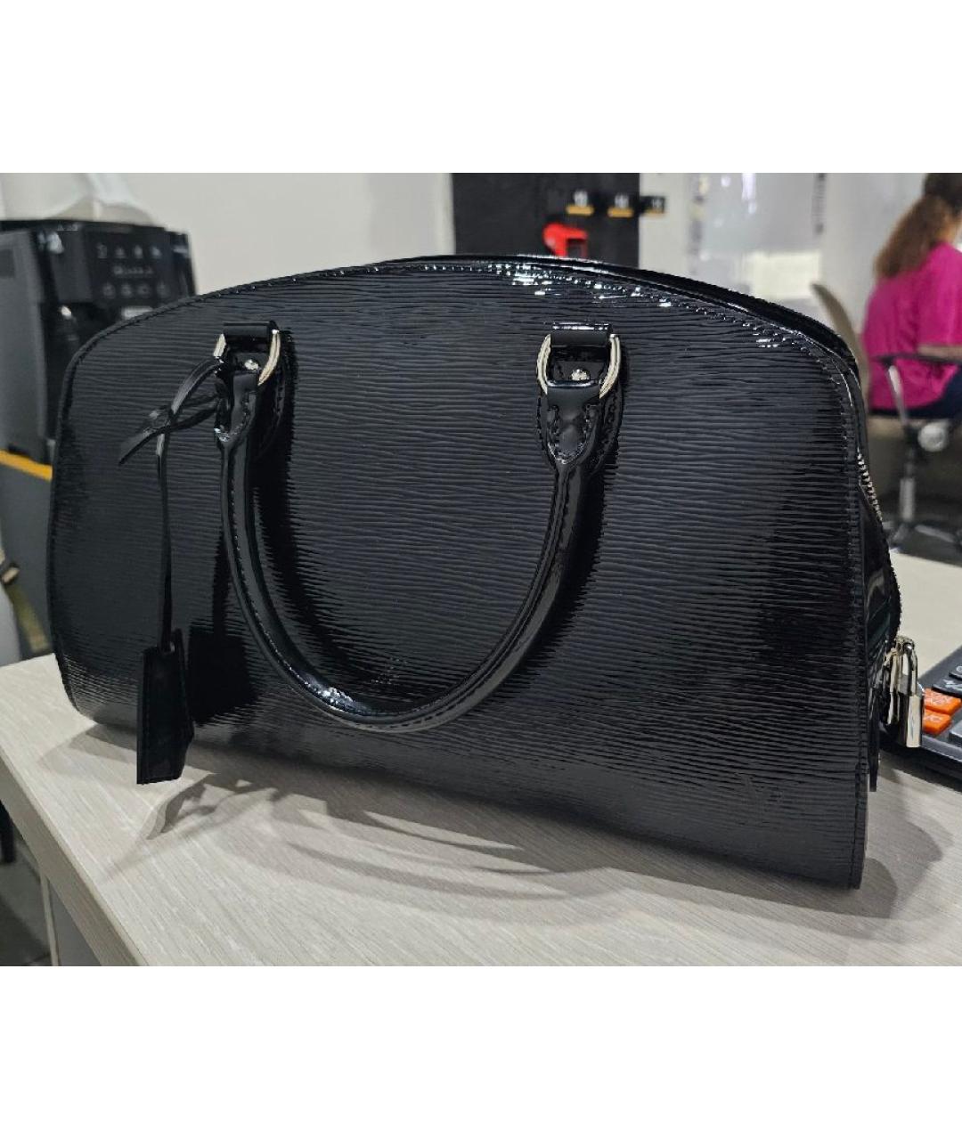 LOUIS VUITTON Черная сумка с короткими ручками из лакированной кожи, фото 2
