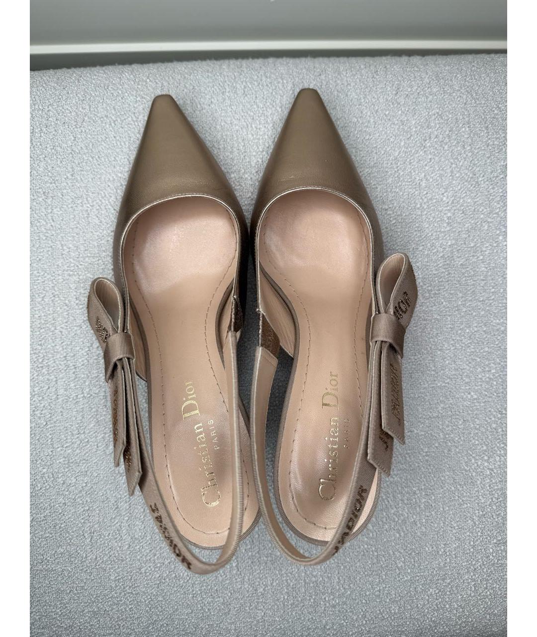 CHRISTIAN DIOR Золотые кожаные лодочки на низком каблуке, фото 3