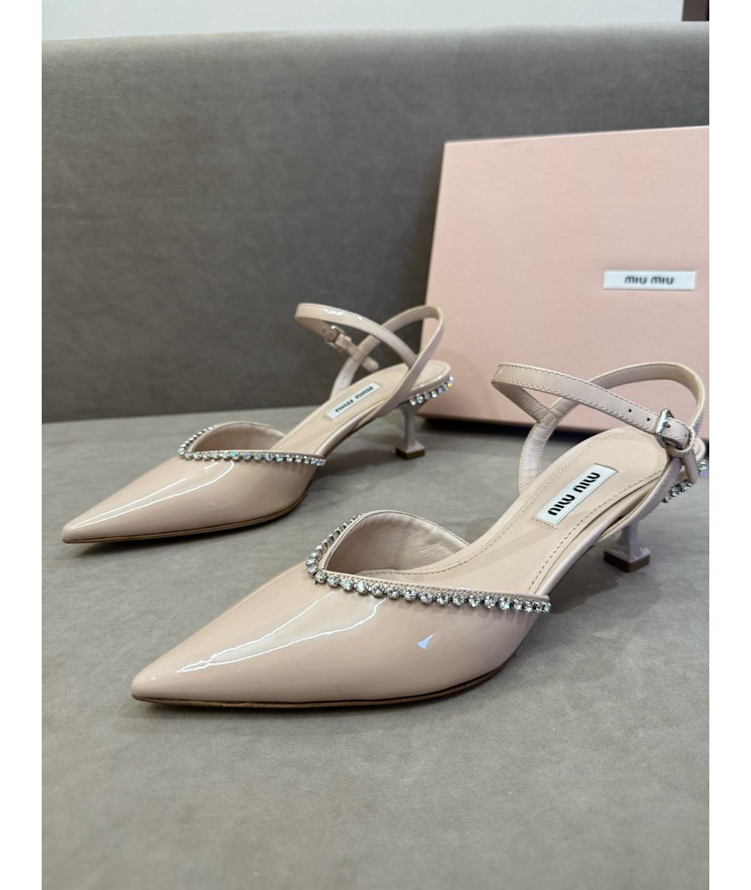 MIU MIU Лодочки на низком каблуке из лакированной кожи, фото 2