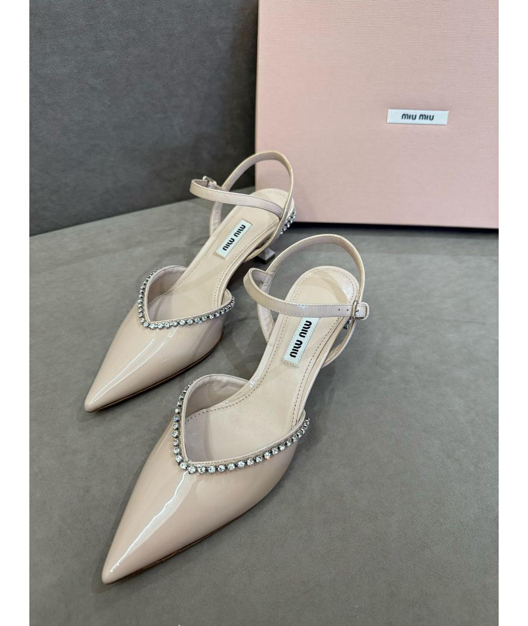 MIU MIU Лодочки на низком каблуке из лакированной кожи, фото 6