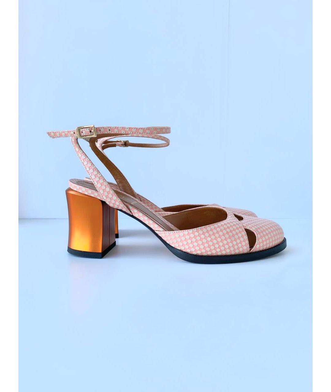 FENDI Золотые босоножки из экзотической кожи, фото 8