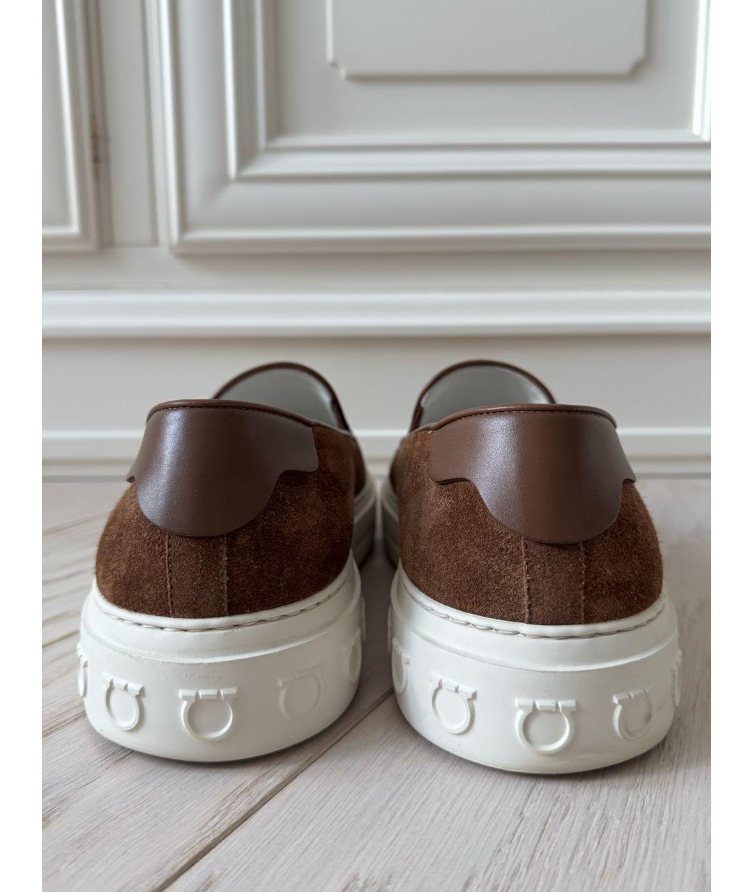 FERRAGAMO Коричневые замшевые слипоны, фото 4