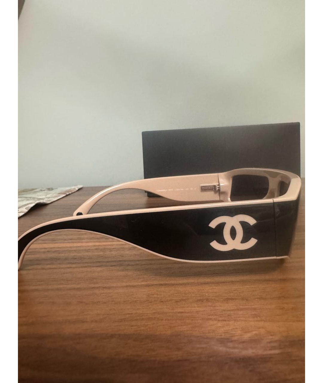 CHANEL Бежевые пластиковые солнцезащитные очки, фото 2