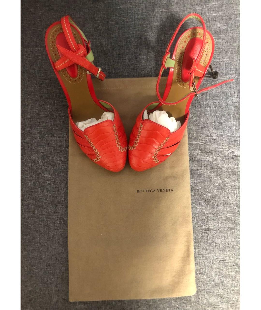 BOTTEGA VENETA Красные босоножки из экзотической кожи, фото 3