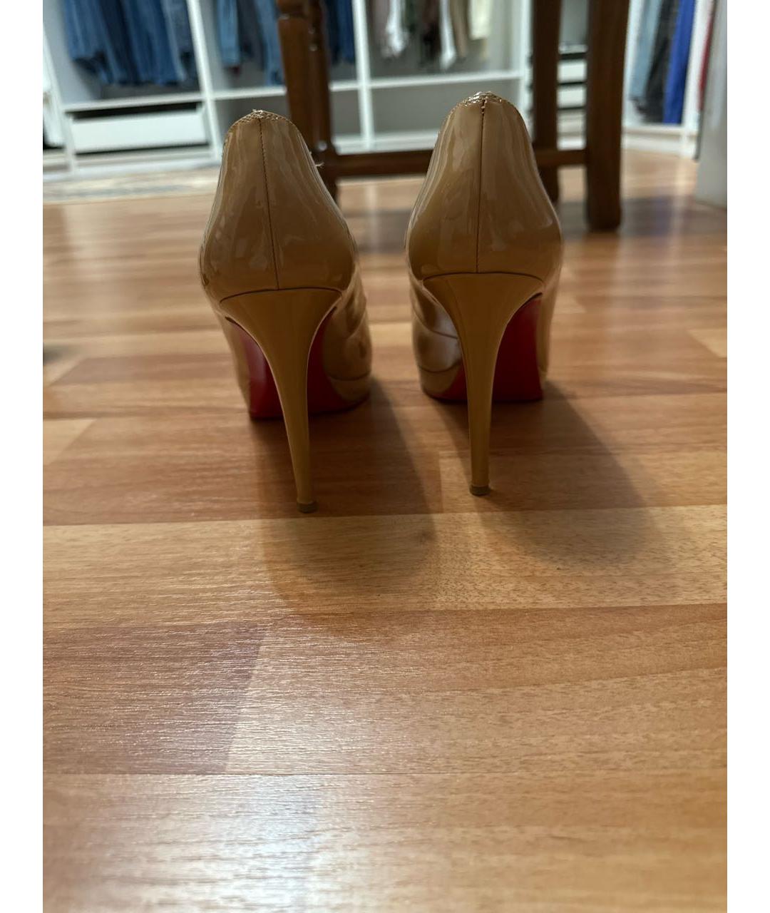 CHRISTIAN LOUBOUTIN Бежевые туфли из лакированной кожи, фото 4