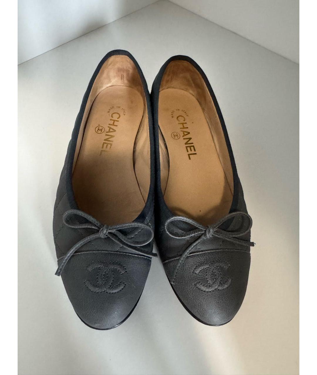 CHANEL Антрацитовые кожаные балетки, фото 3