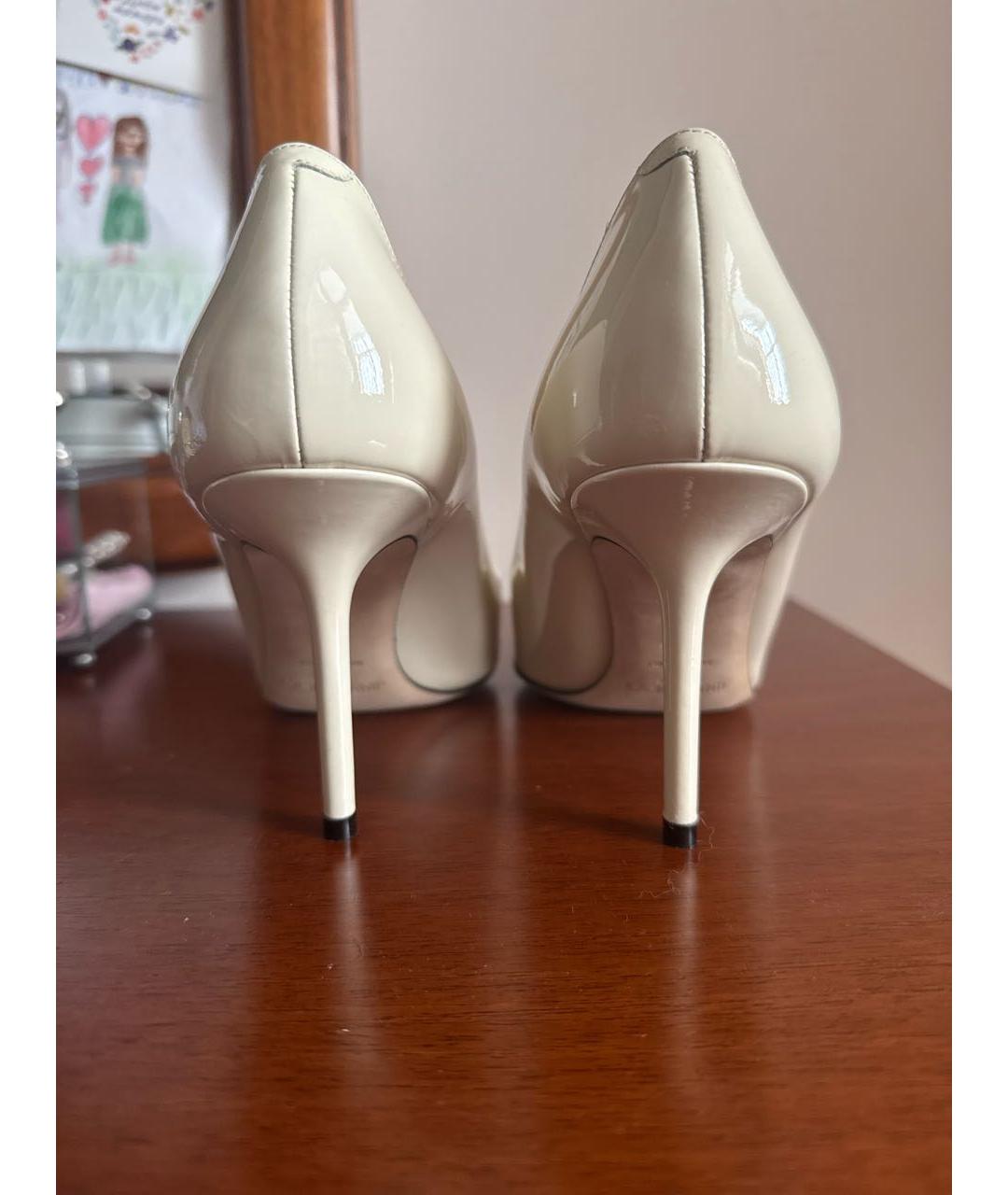 JIMMY CHOO Бежевые туфли из лакированной кожи, фото 4