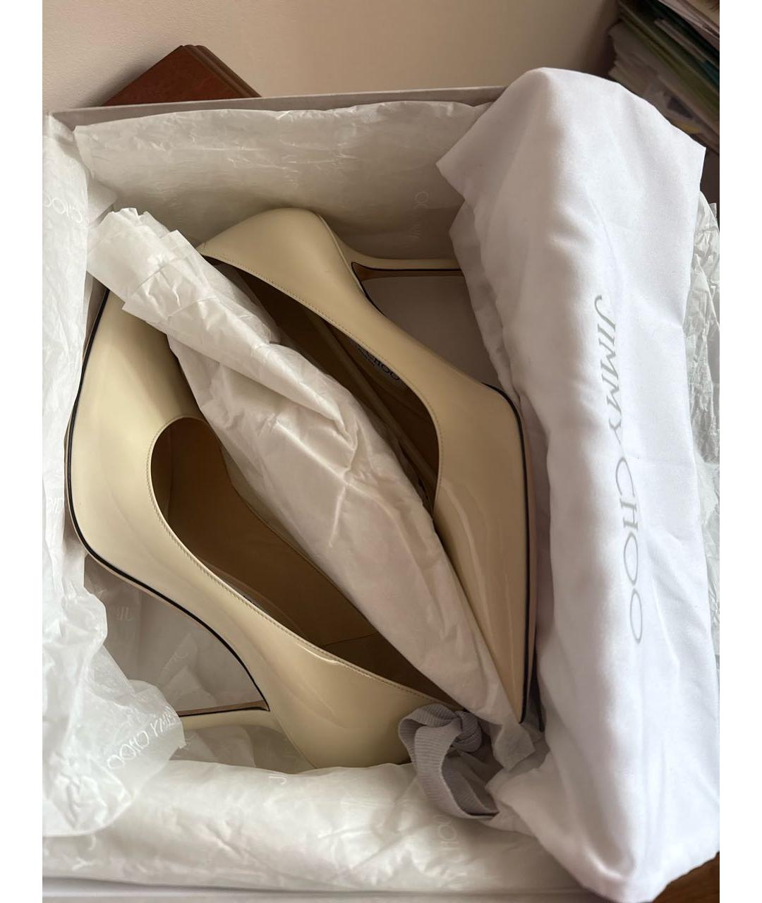 JIMMY CHOO Бежевые туфли из лакированной кожи, фото 8
