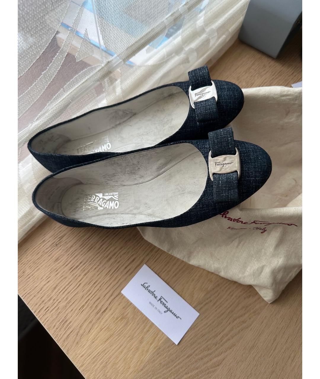 FERRAGAMO Темно-синие балетки из лакированной кожи, фото 3