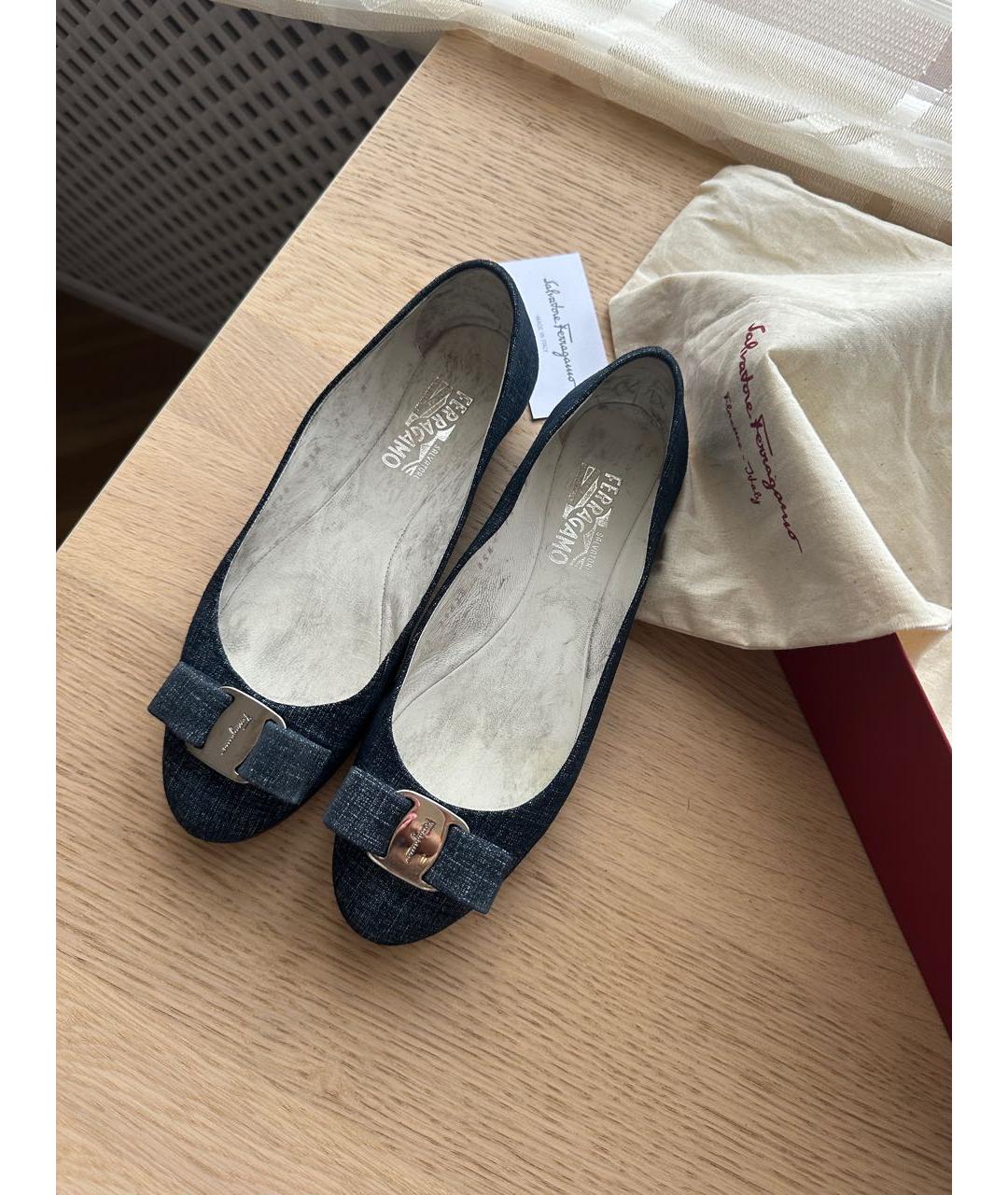 FERRAGAMO Темно-синие балетки из лакированной кожи, фото 2