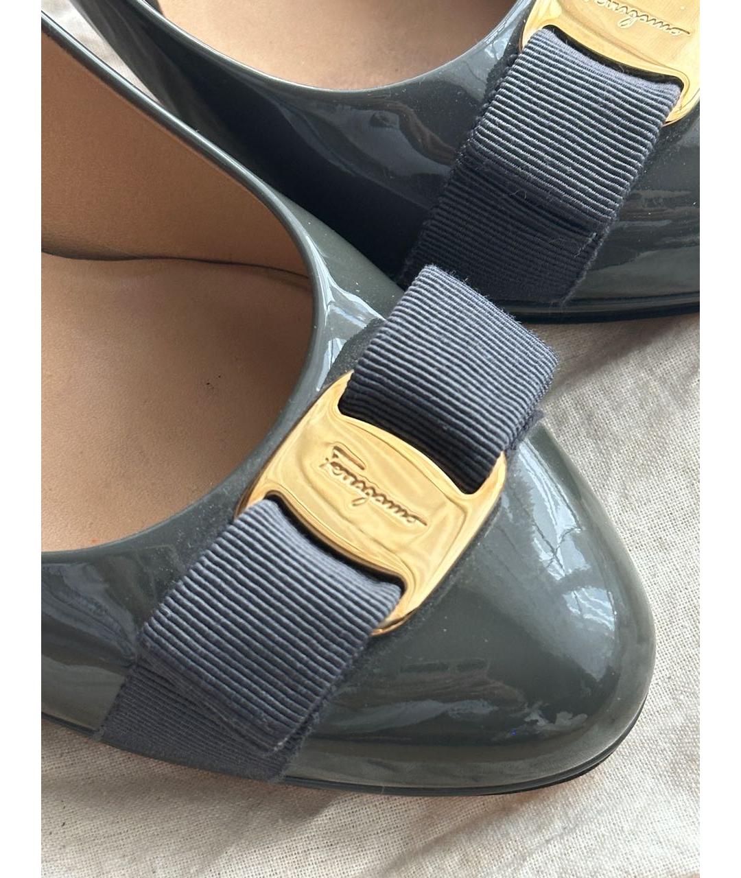 FERRAGAMO Серые туфли из лакированной кожи, фото 5