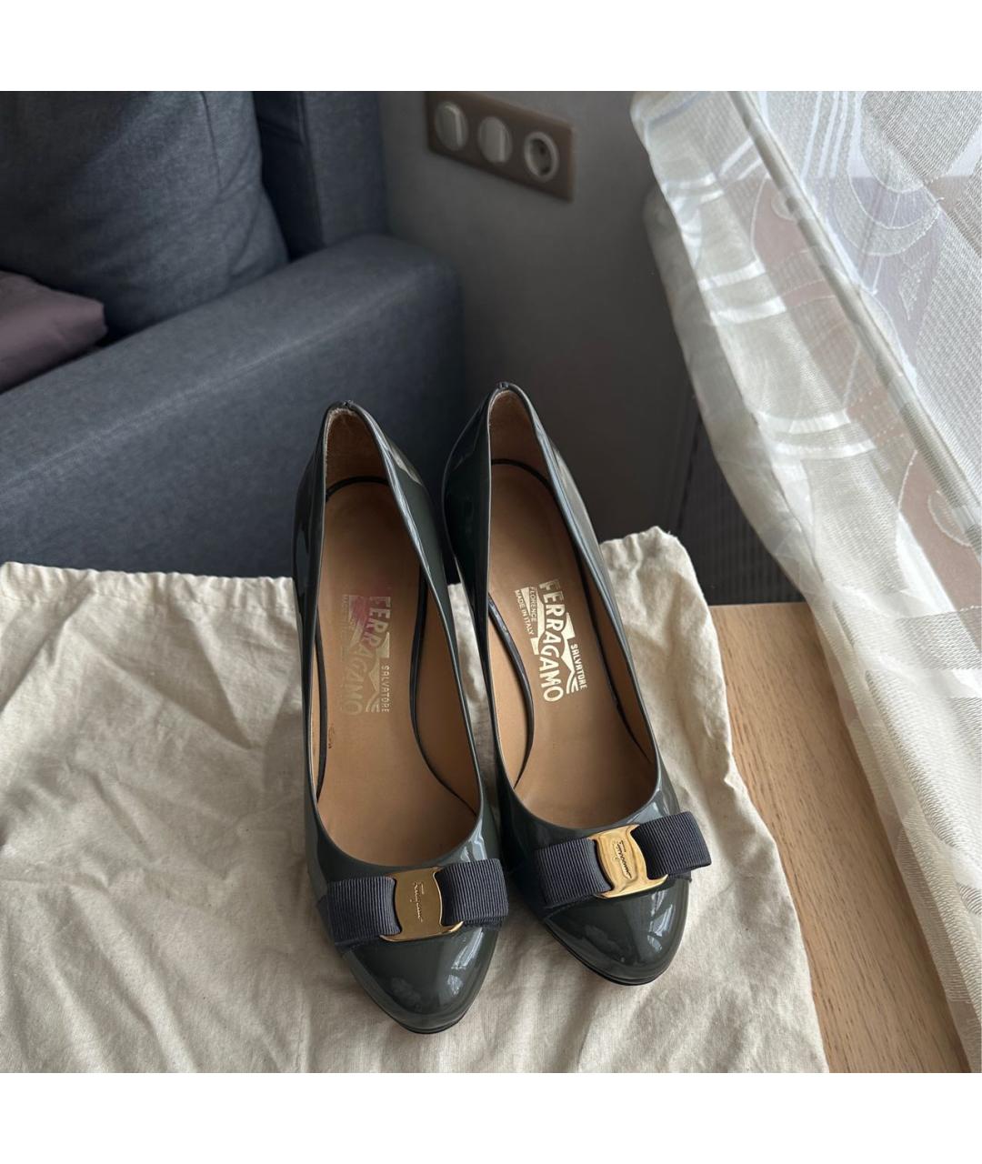 FERRAGAMO Серые туфли из лакированной кожи, фото 2
