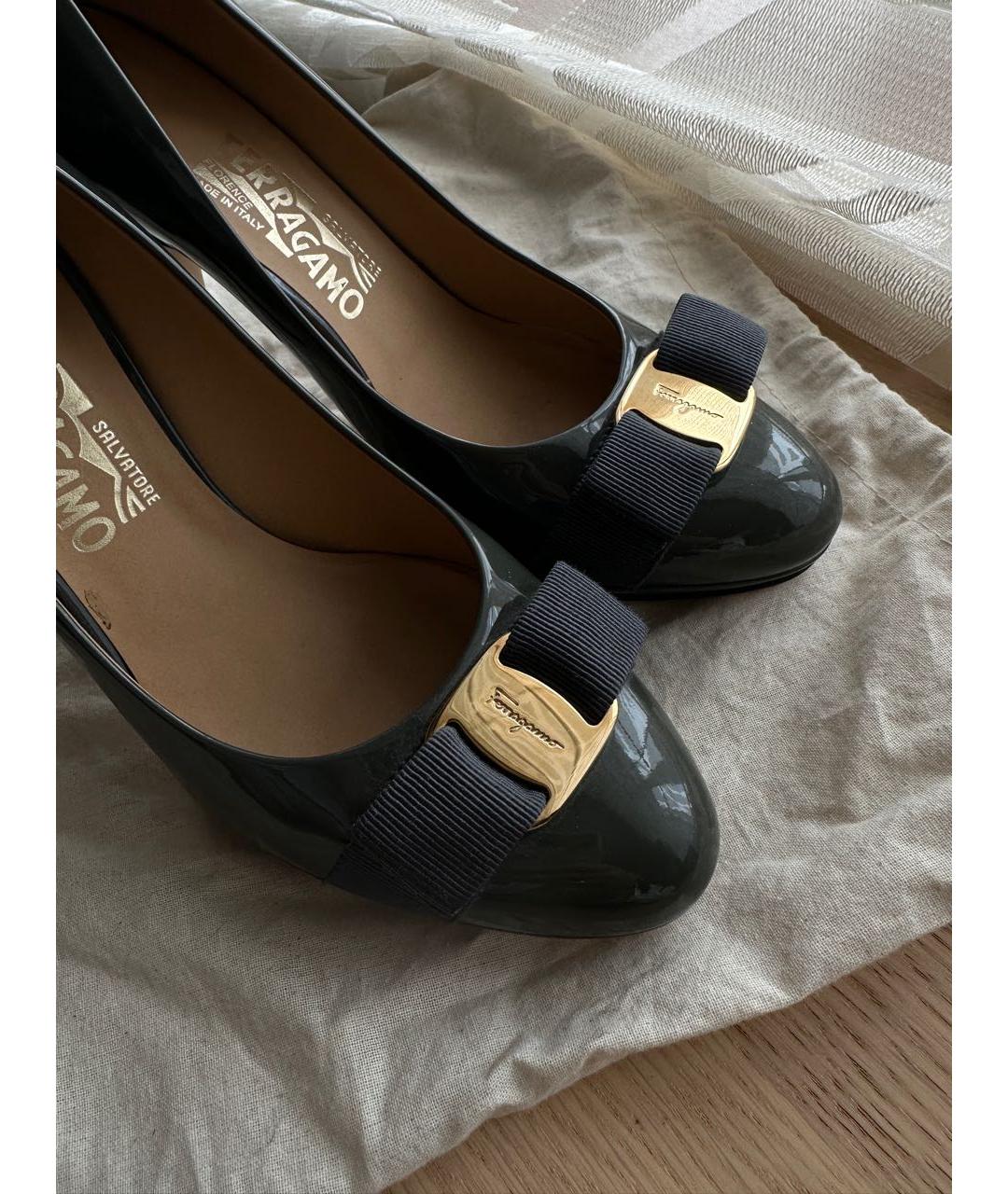 FERRAGAMO Серые туфли из лакированной кожи, фото 3