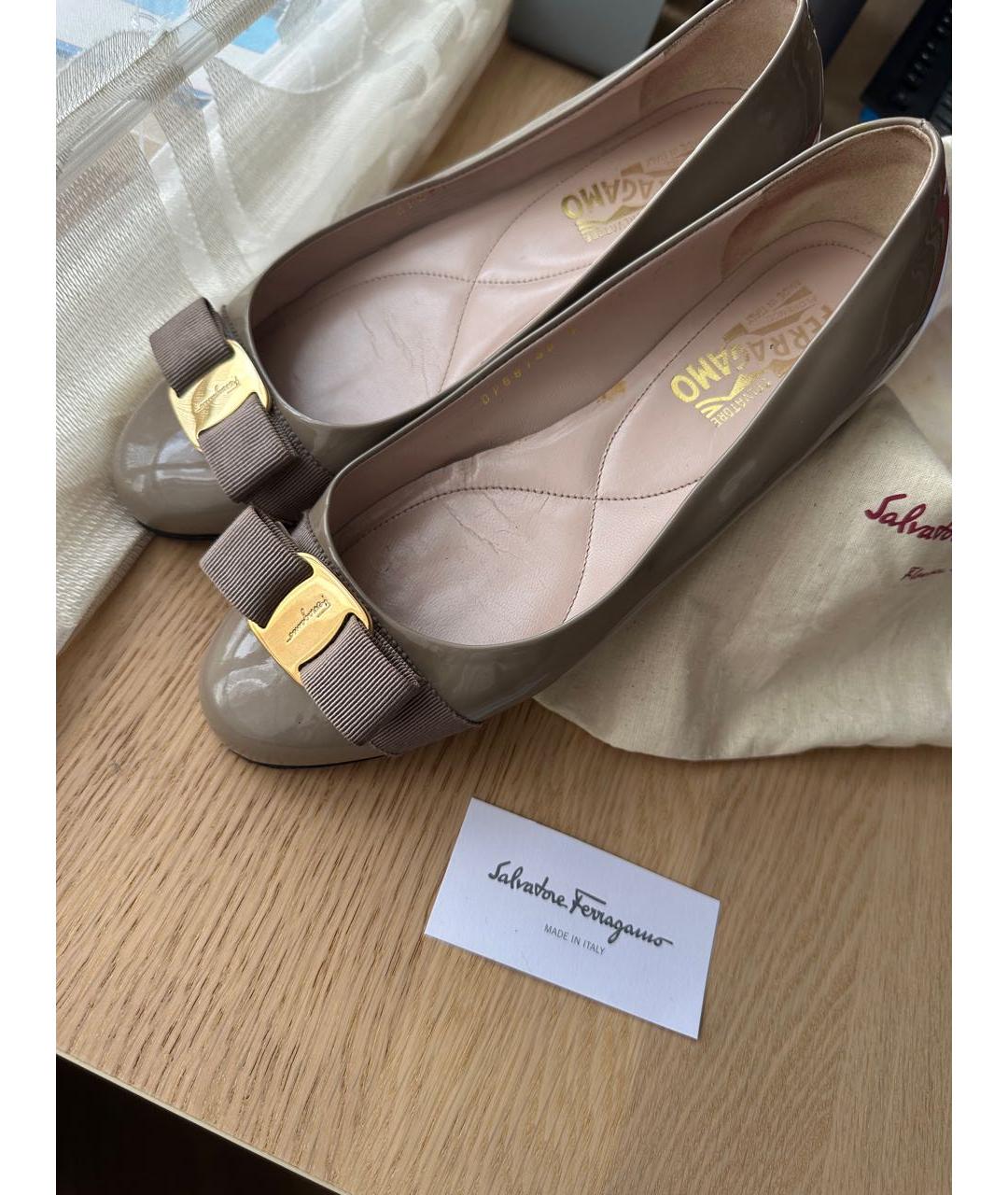 FERRAGAMO Бежевые балетки из лакированной кожи, фото 6