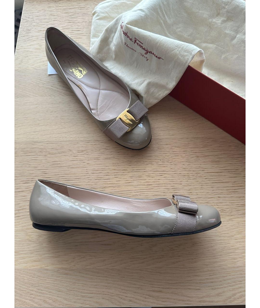 FERRAGAMO Бежевые балетки из лакированной кожи, фото 7