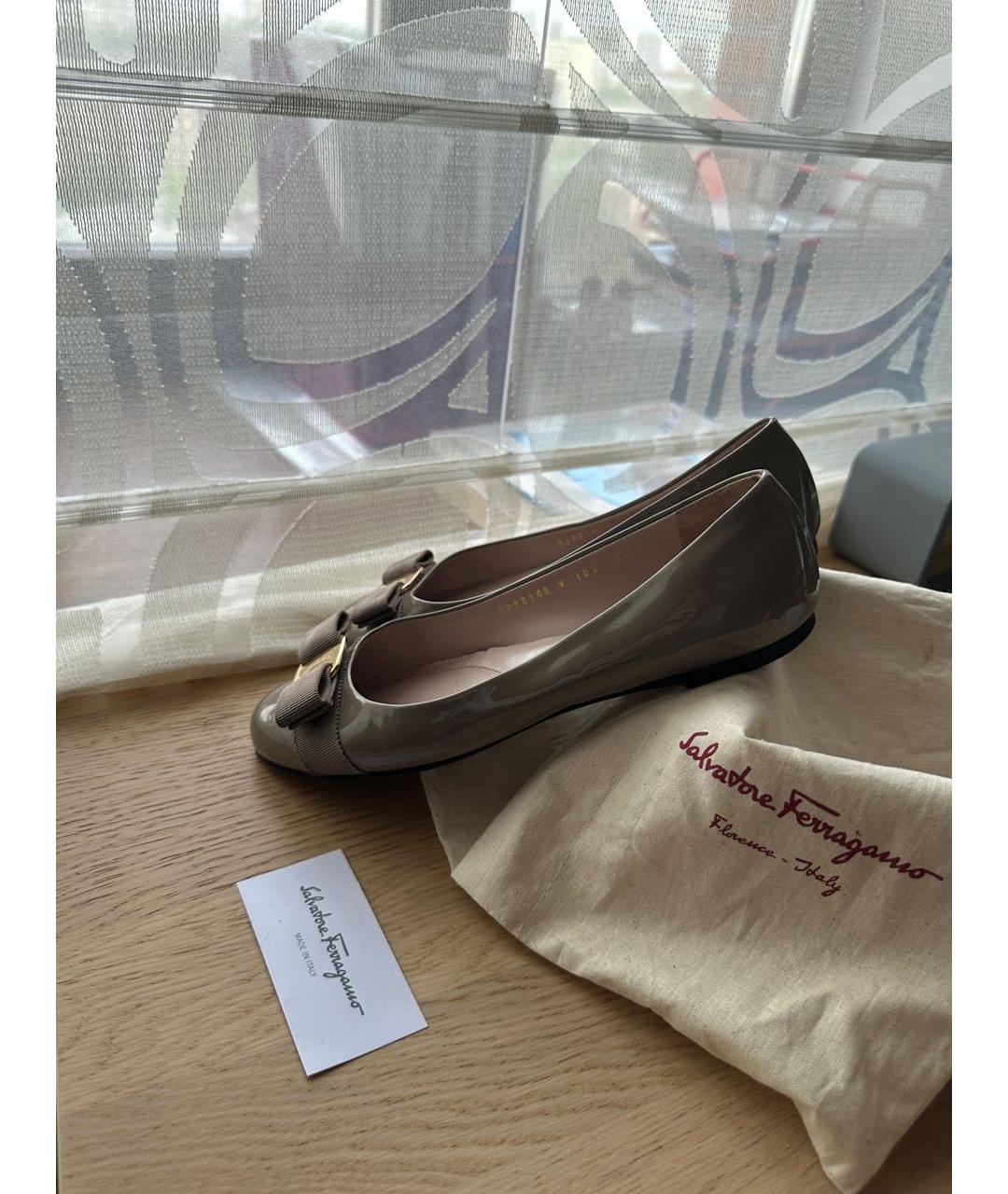 FERRAGAMO Бежевые балетки из лакированной кожи, фото 3
