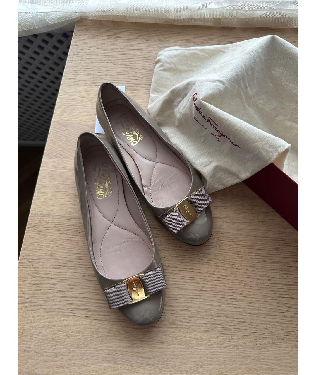 FERRAGAMO Бежевые балетки из лакированной кожи, фото 2