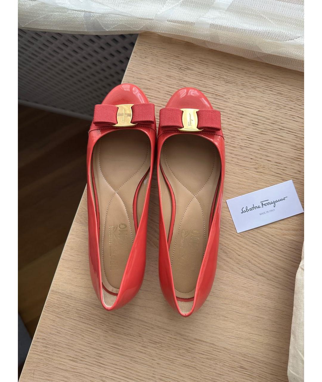 FERRAGAMO Коралловые балетки из лакированной кожи, фото 3