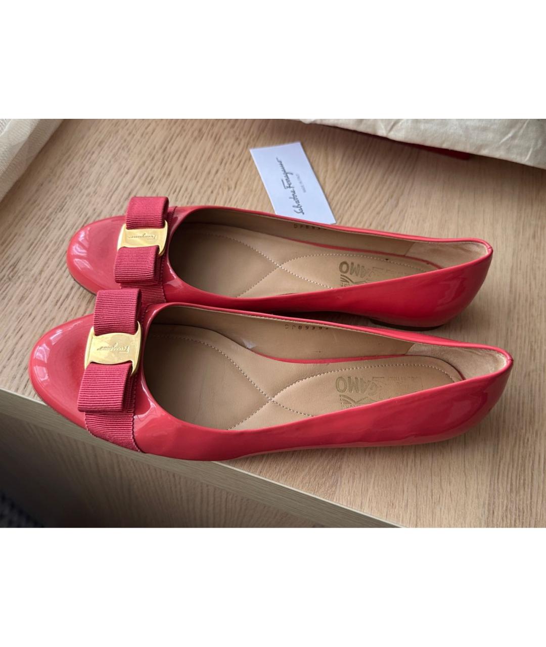 FERRAGAMO Коралловые балетки из лакированной кожи, фото 7