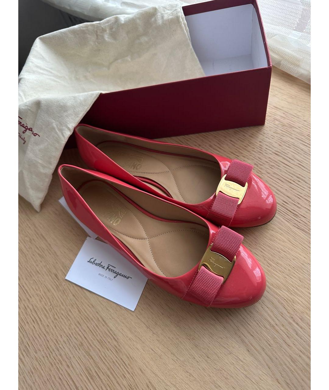 FERRAGAMO Коралловые балетки из лакированной кожи, фото 2