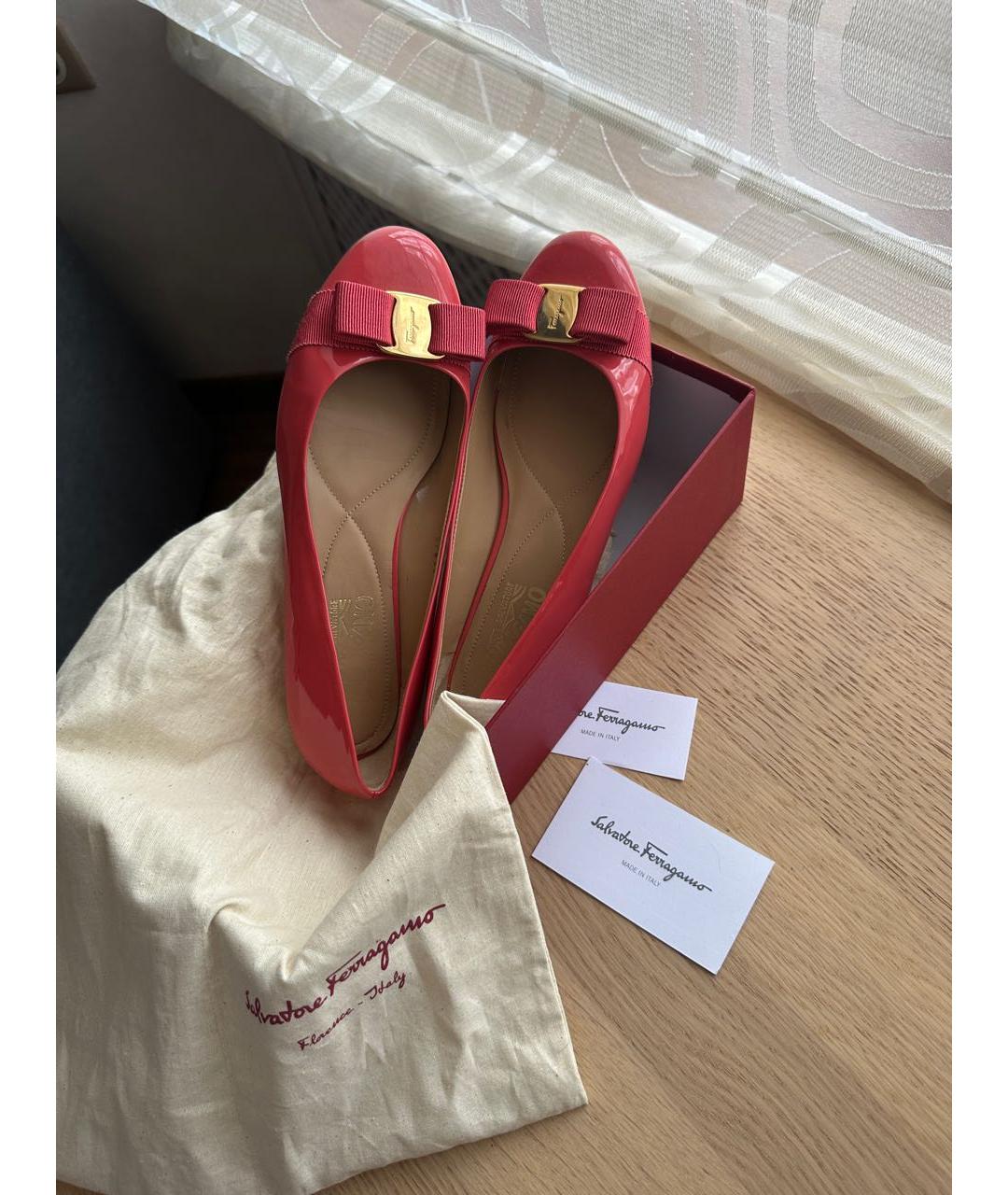 FERRAGAMO Коралловые балетки из лакированной кожи, фото 6