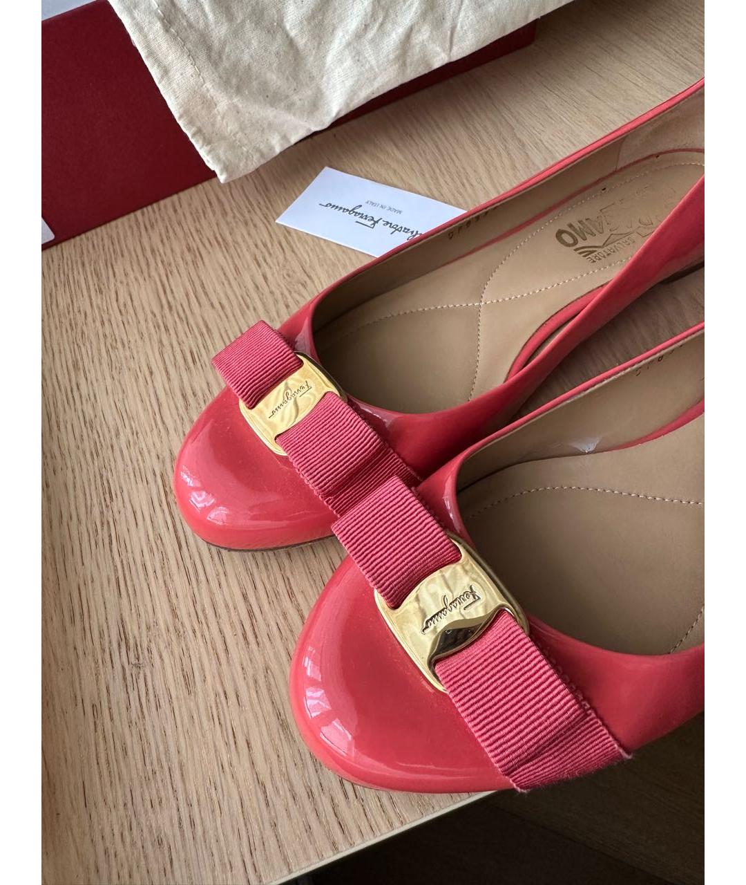 FERRAGAMO Коралловые балетки из лакированной кожи, фото 5