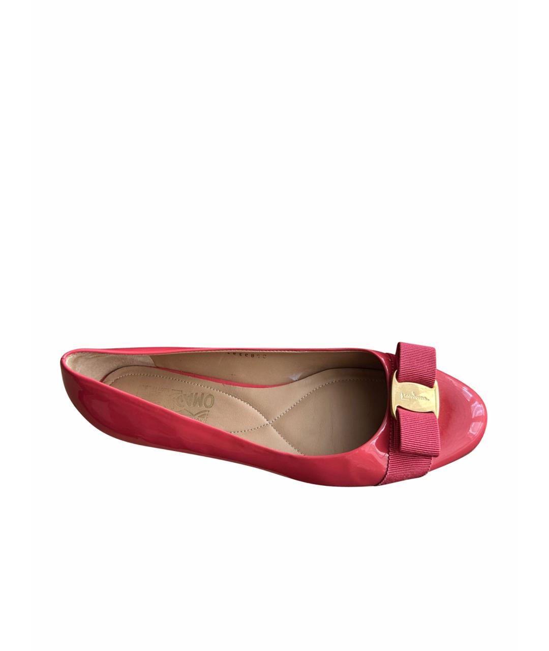 FERRAGAMO Коралловые балетки из лакированной кожи, фото 1