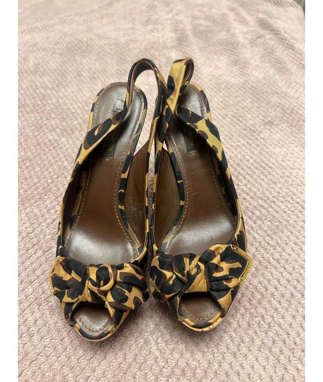 LOUIS VUITTON Коричневые текстильные босоножки, фото 2
