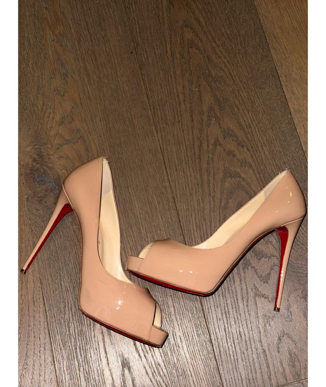 CHRISTIAN LOUBOUTIN Бежевые туфли из лакированной кожи, фото 4