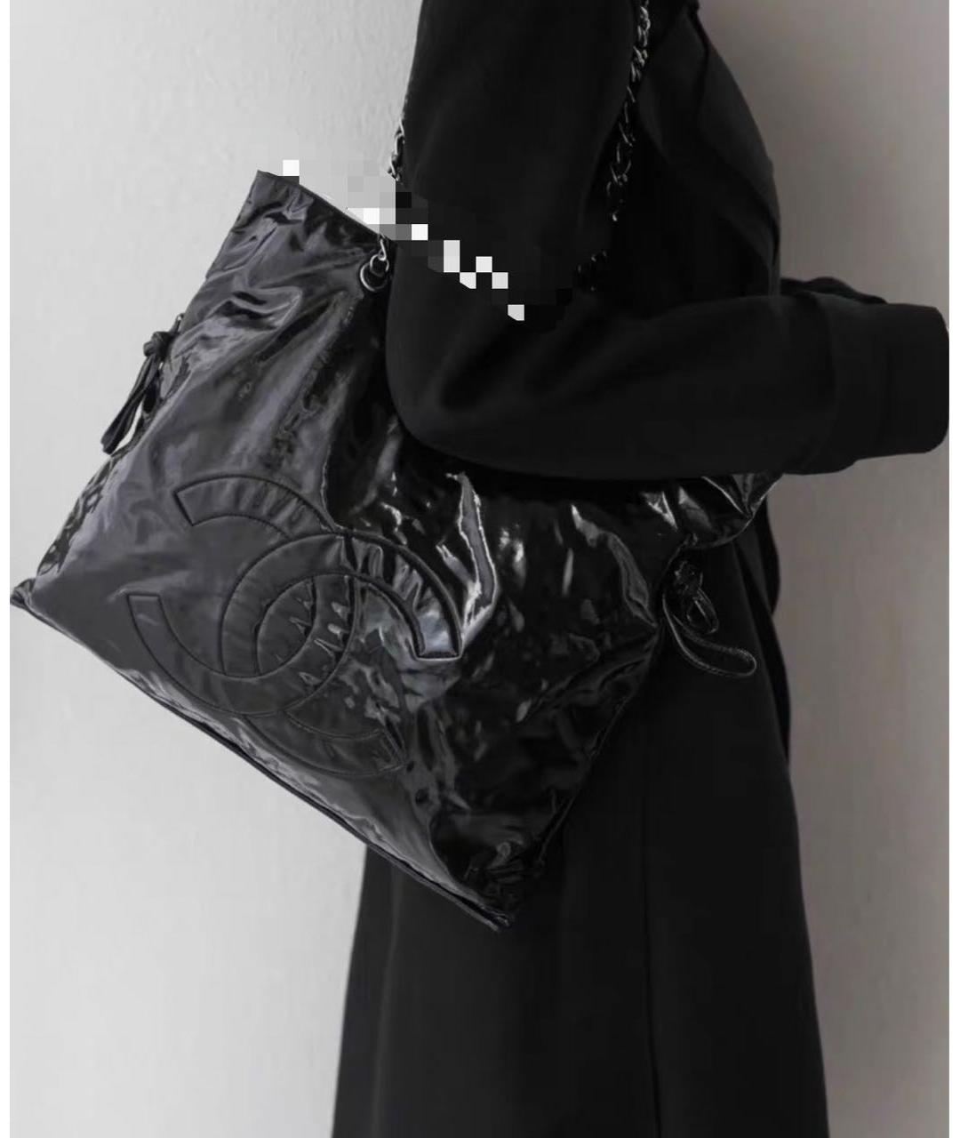 CHANEL Черная сумка тоут из лакированной кожи, фото 5