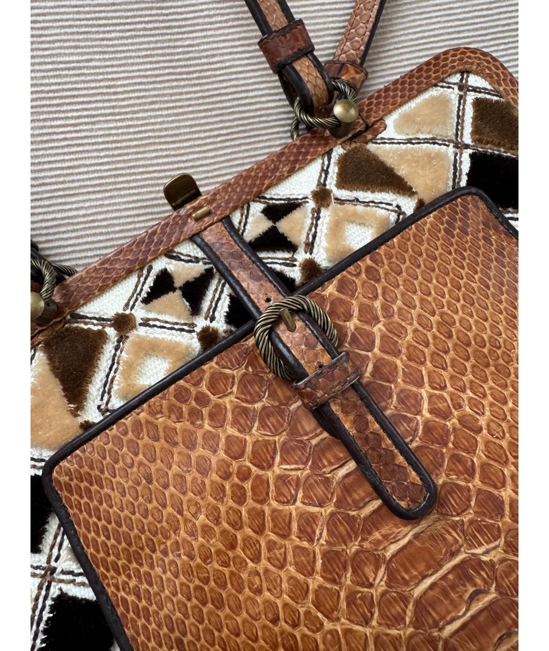 BOTTEGA VENETA Бежевая сумка с короткими ручками из экзотической кожи, фото 6
