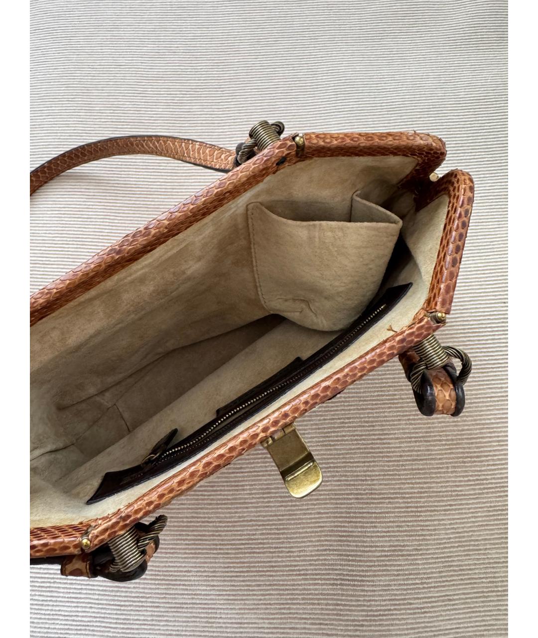 BOTTEGA VENETA Бежевая сумка с короткими ручками из экзотической кожи, фото 5