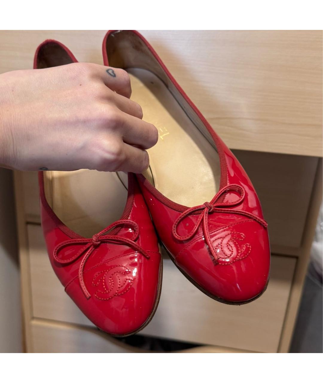CHANEL Красные балетки из лакированной кожи, фото 7