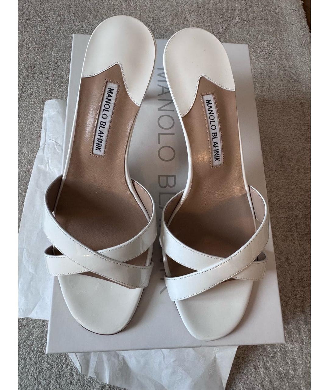 MANOLO BLAHNIK Белые мюли из лакированной кожи, фото 2