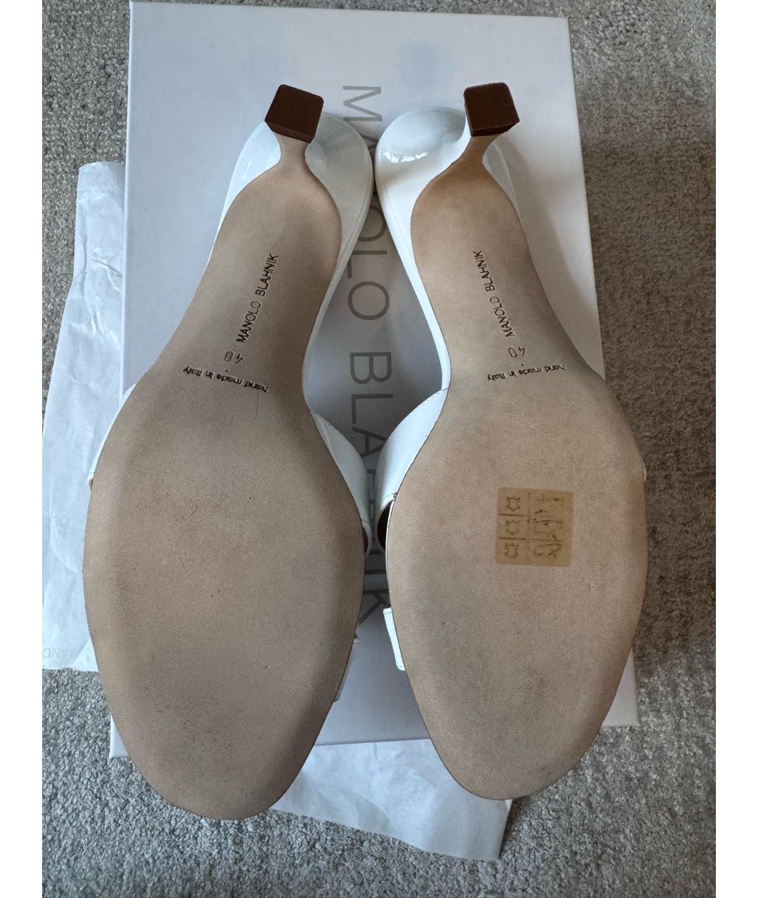 MANOLO BLAHNIK Белые мюли из лакированной кожи, фото 4