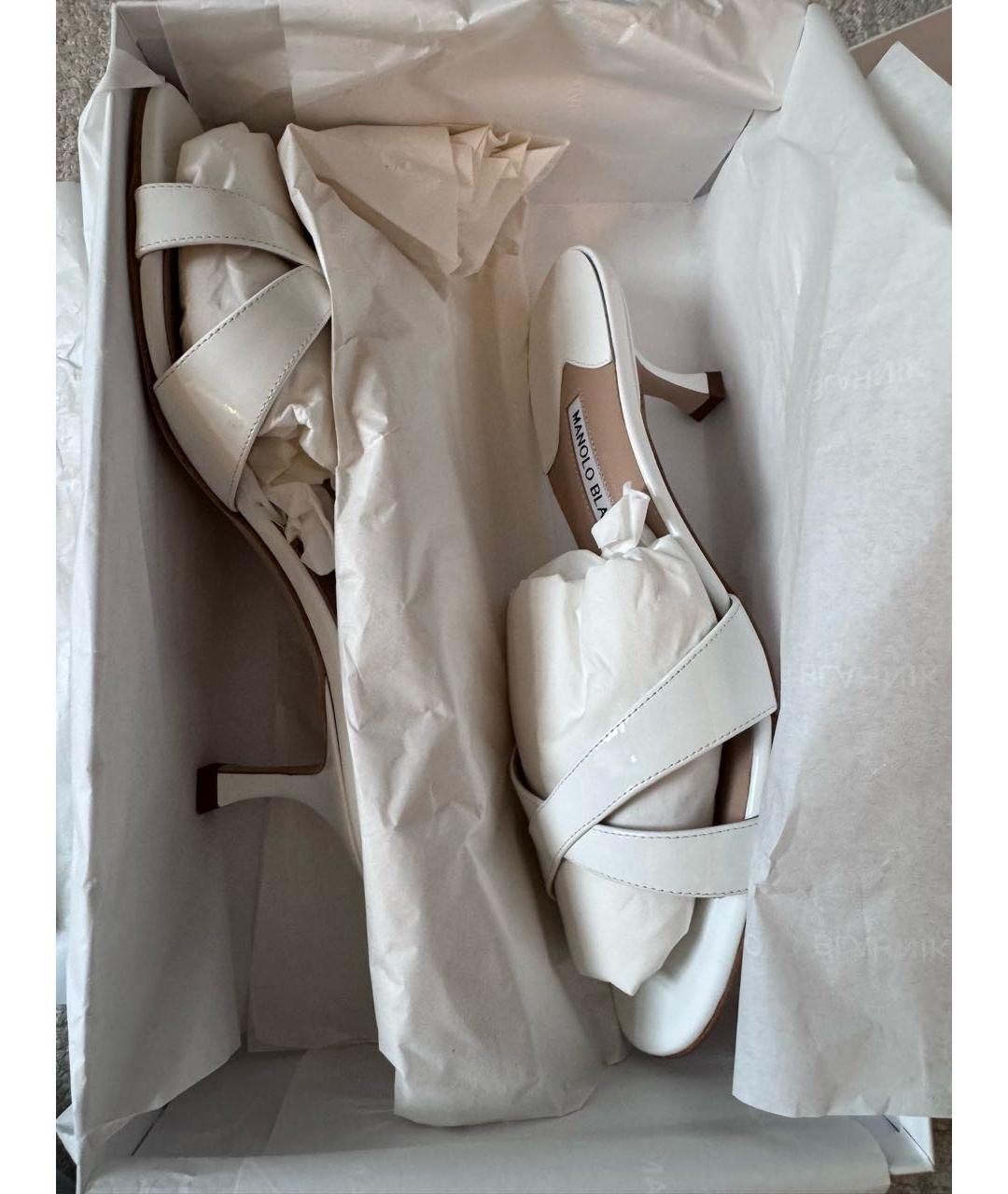 MANOLO BLAHNIK Белые мюли из лакированной кожи, фото 3