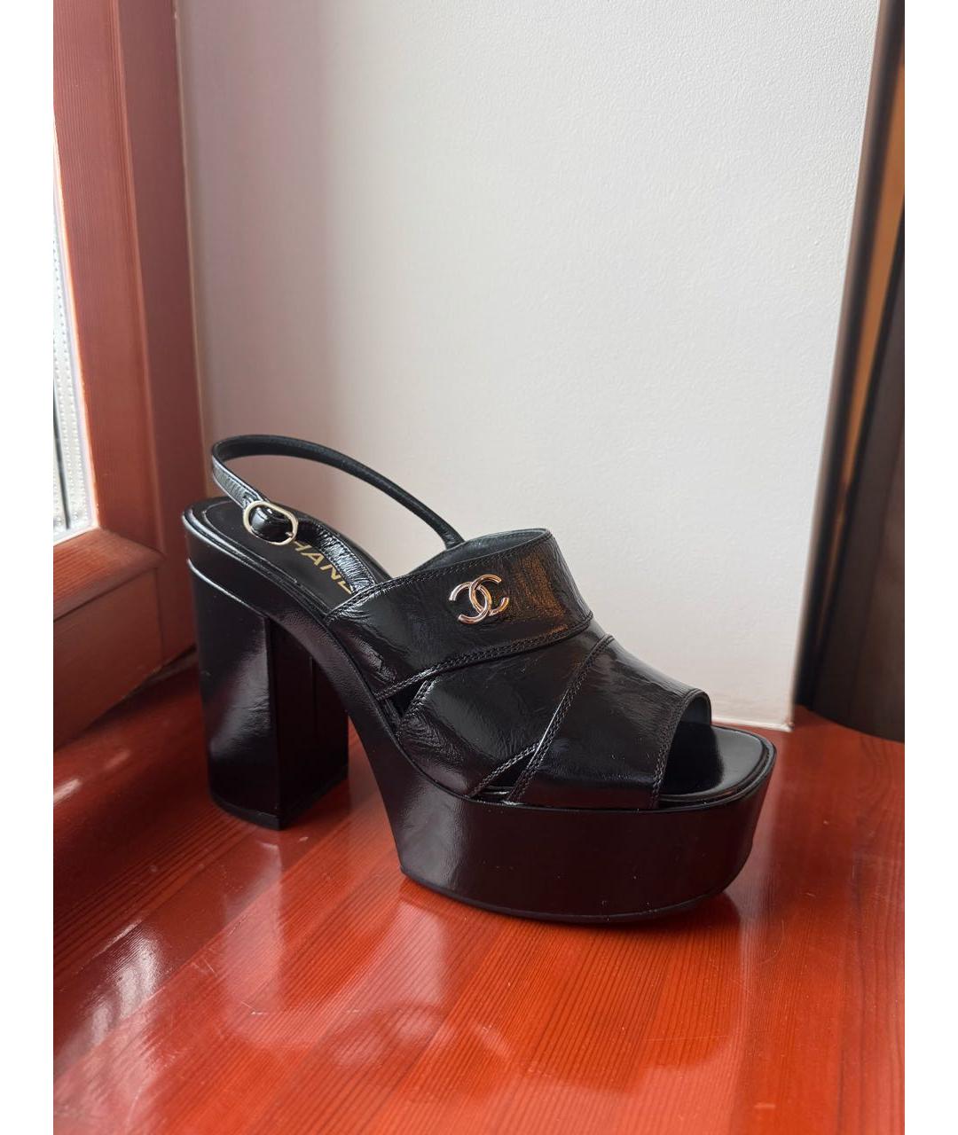 CHANEL Черные босоножки из лакированной кожи, фото 8