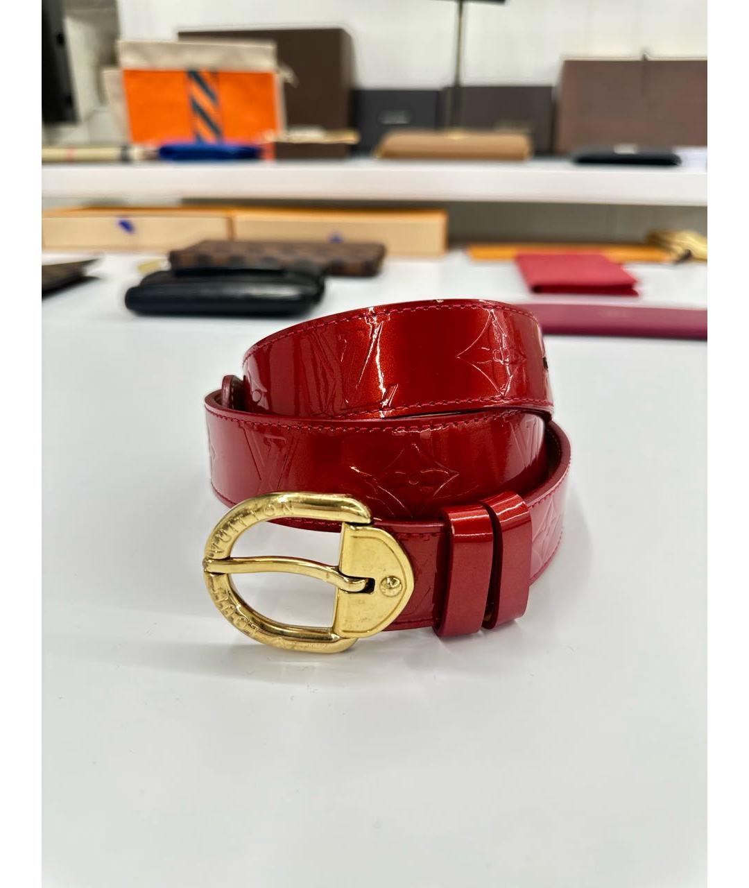 LOUIS VUITTON Бордовый ремень из лакированной кожи, фото 6