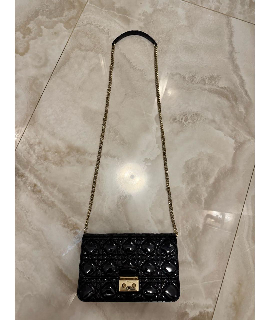 CHRISTIAN DIOR Черная сумка через плечо из лакированной кожи, фото 1