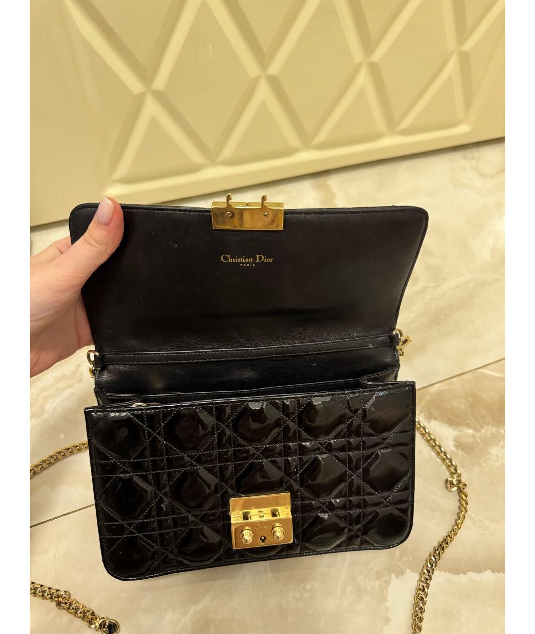 CHRISTIAN DIOR Черная сумка через плечо из лакированной кожи, фото 2