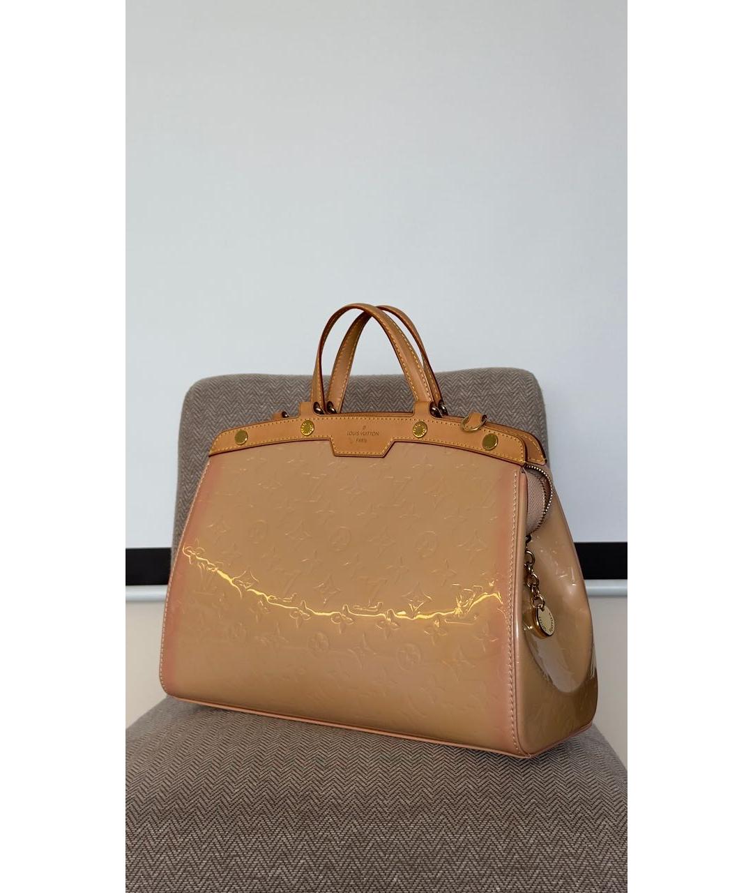 LOUIS VUITTON Бежевая сумка с короткими ручками из лакированной кожи, фото 2