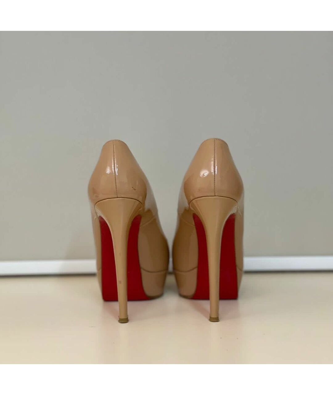 CHRISTIAN LOUBOUTIN Бежевые туфли из лакированной кожи, фото 4