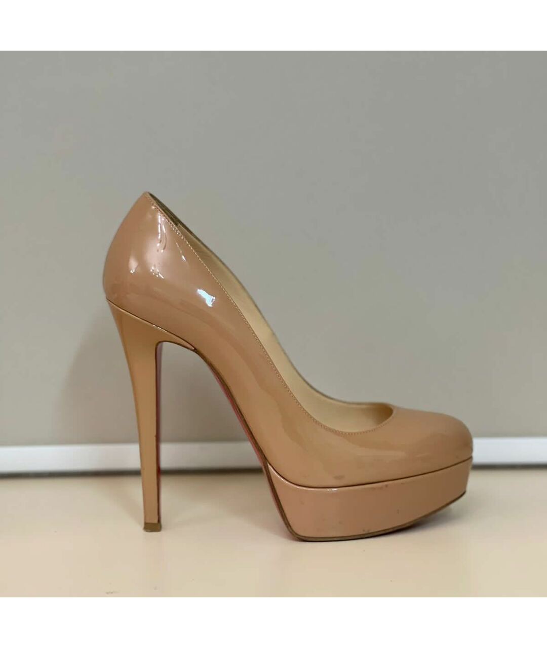 CHRISTIAN LOUBOUTIN Бежевые туфли из лакированной кожи, фото 5