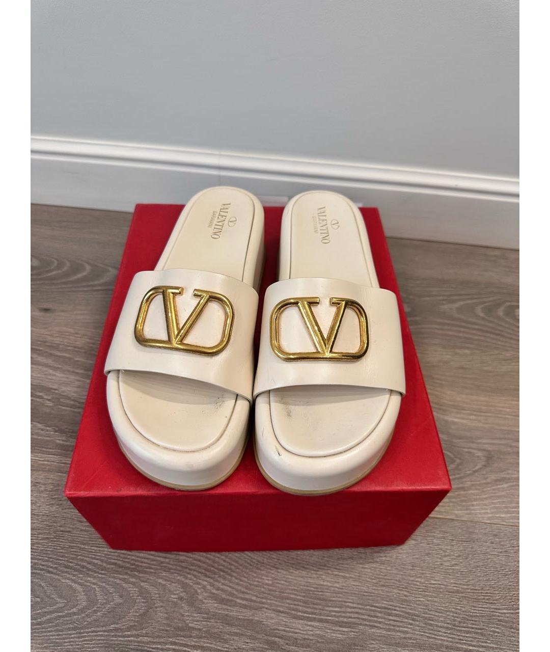 VALENTINO Бежевые кожаные сабо, фото 2