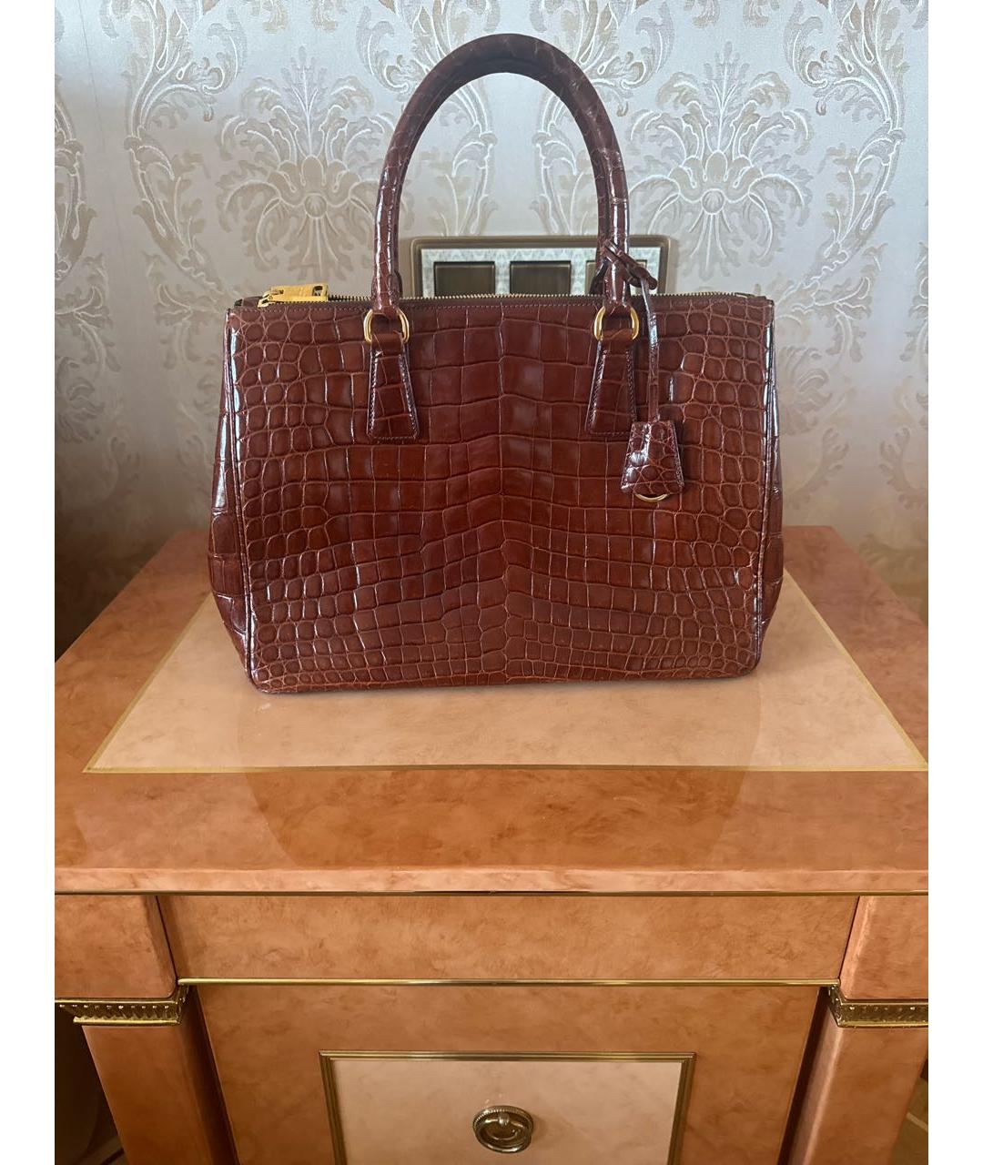 PRADA Коричневая сумка с короткими ручками из экзотической кожи, фото 5