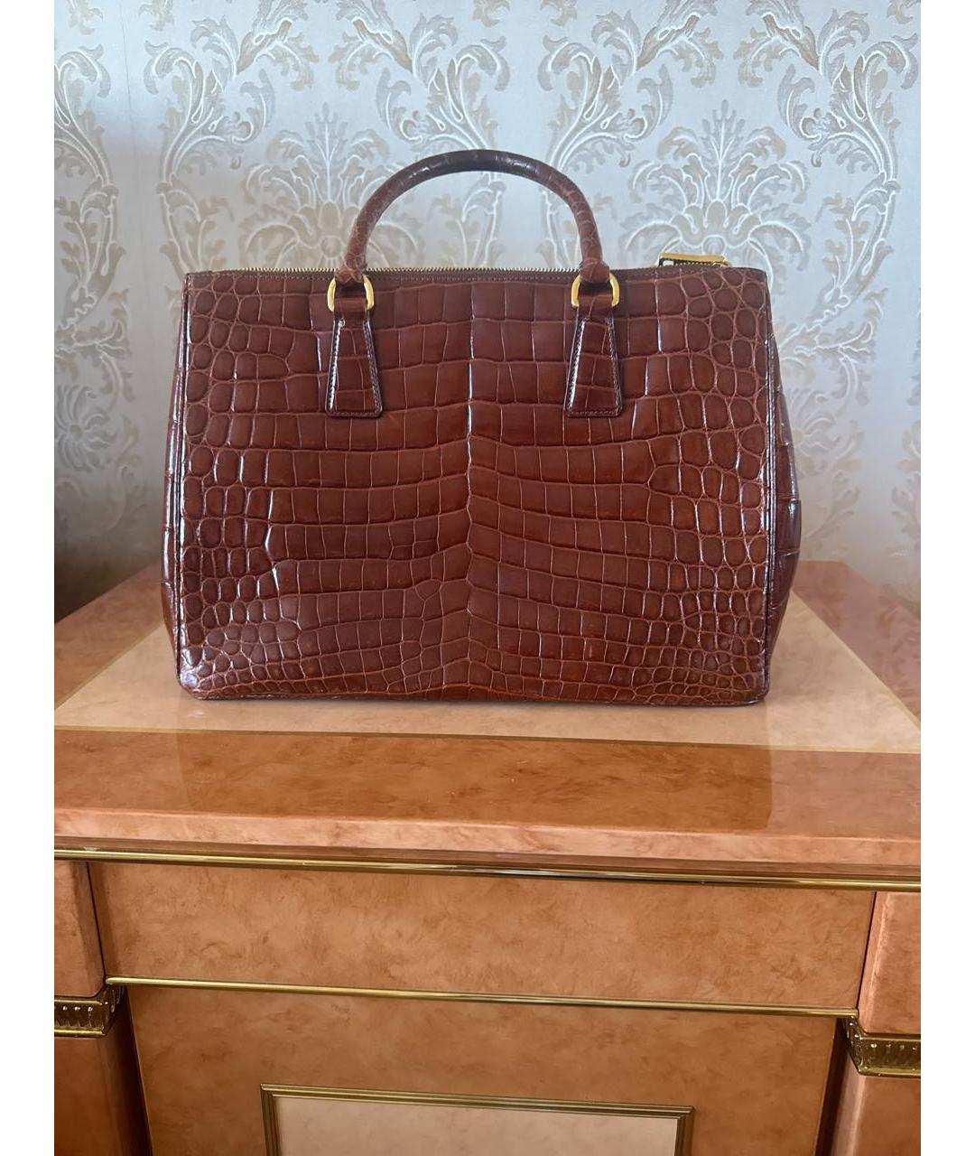 PRADA Коричневая сумка с короткими ручками из экзотической кожи, фото 3