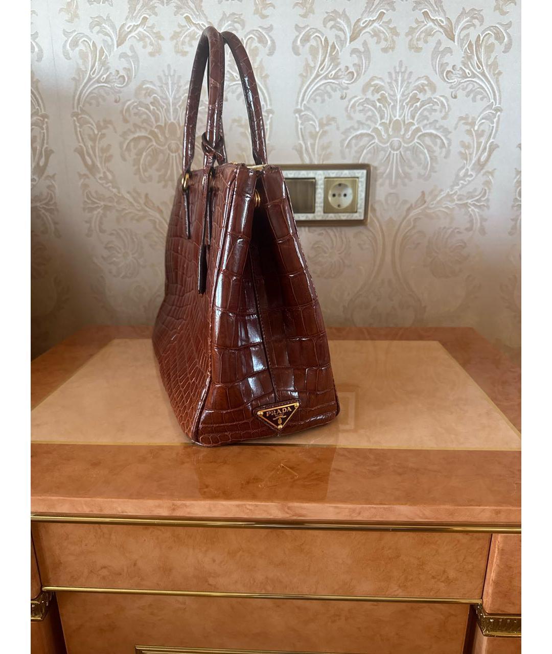 PRADA Коричневая сумка с короткими ручками из экзотической кожи, фото 2