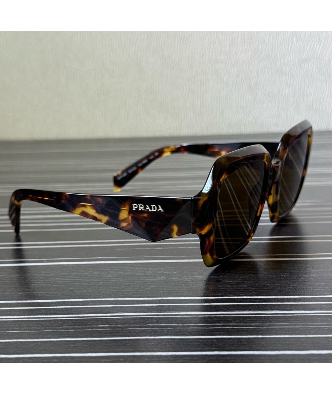 PRADA Коричневые пластиковые солнцезащитные очки, фото 2