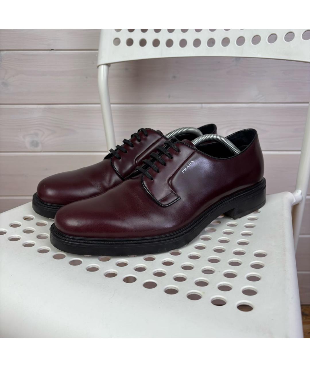 PRADA Бордовые низкие ботинки из лакированной кожи, фото 2