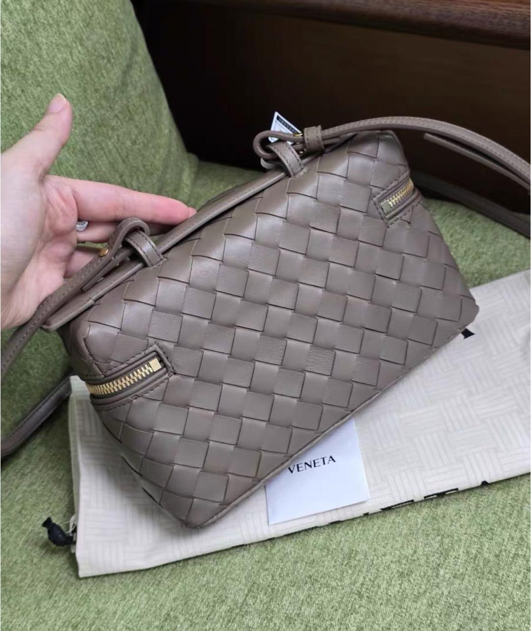 BOTTEGA VENETA Бежевая кожаная сумка с короткими ручками, фото 4